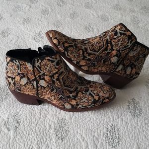 Sam Edelman ankle boots in brocade. Size 7